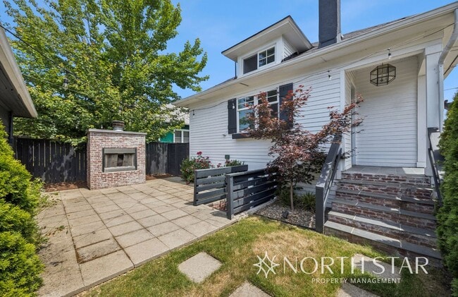 Building Photo - Remodeled Sellwood Bungalow