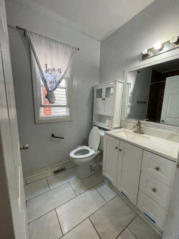 Building Photo - 572 Christopher St