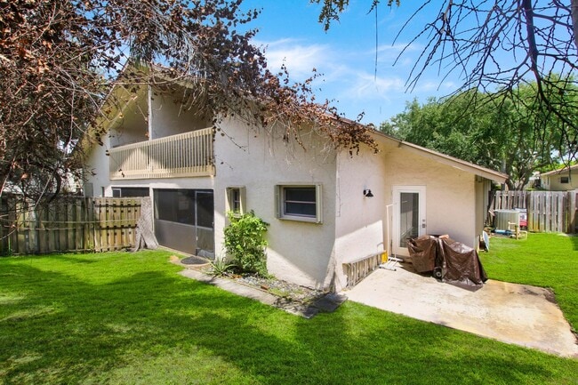 Building Photo - 2046 Cove Ln