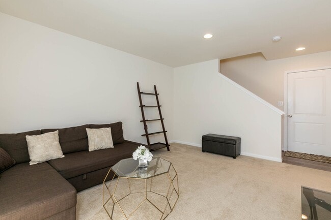 Building Photo - Luxurious 4-Bedroom Townhouse with 2 Car Garage in Manassas!