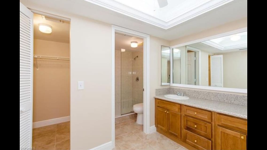 Master bath/dressing room - 12471 McGregor Blvd