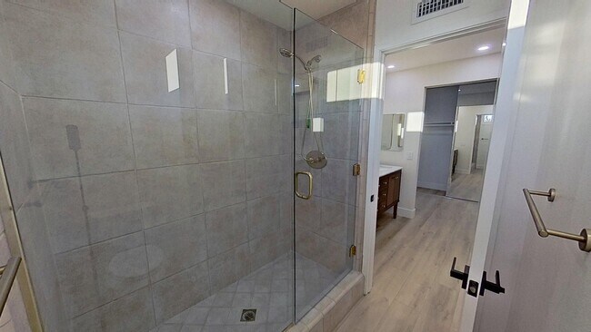 Building Photo - 6232 E Shenandoah Ave