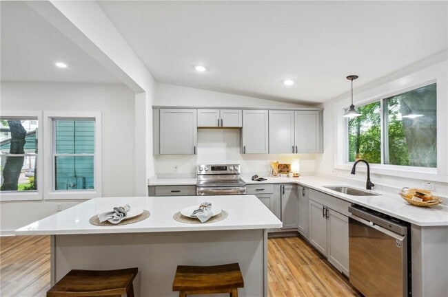 Building Photo - 698 Garibaldi St SW