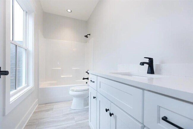 Building Photo - 633 Village Way