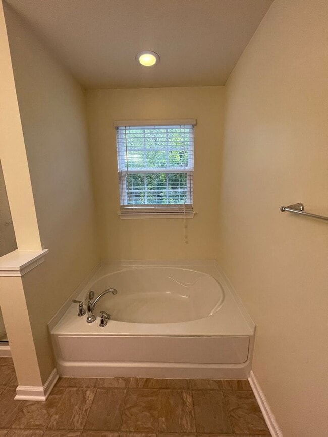 Building Photo - Gorgeous 3 BD/ 2.5 BA Townhouse Available ...