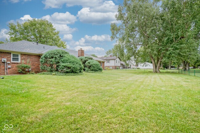 Building Photo - 10924 Lakeshore Dr W