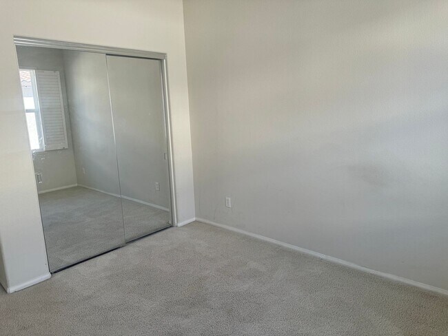 Building Photo - ONE MONTH FREE RENT! Beautiful 4 bedroom, ...