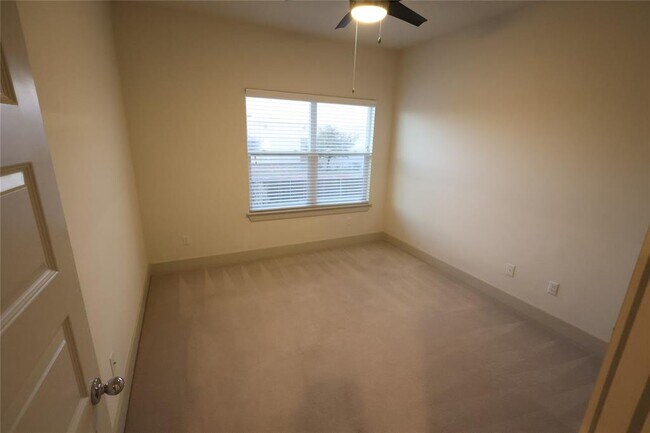 Building Photo - 2101 Town Centre Dr