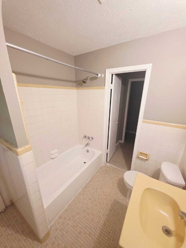 Building Photo - "Spacious 5-Bedroom Haven with 2 Full Bath...