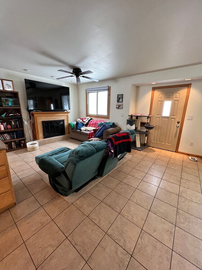 Building Photo - 1318 N 19th Ave E