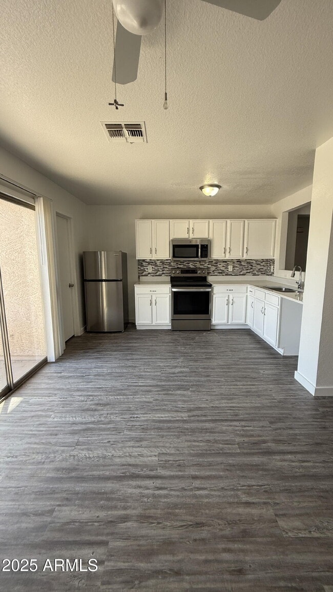 Building Photo - 679 W Jardin Dr