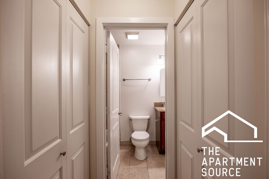 Building Photo - 628 W Wrightwood Ave