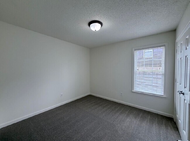 Building Photo - 3 bed, 3 bath with a bonus area over 2,000 Sq/ft in Cordova