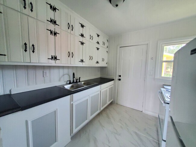 Building Photo - 418 Lake Ave