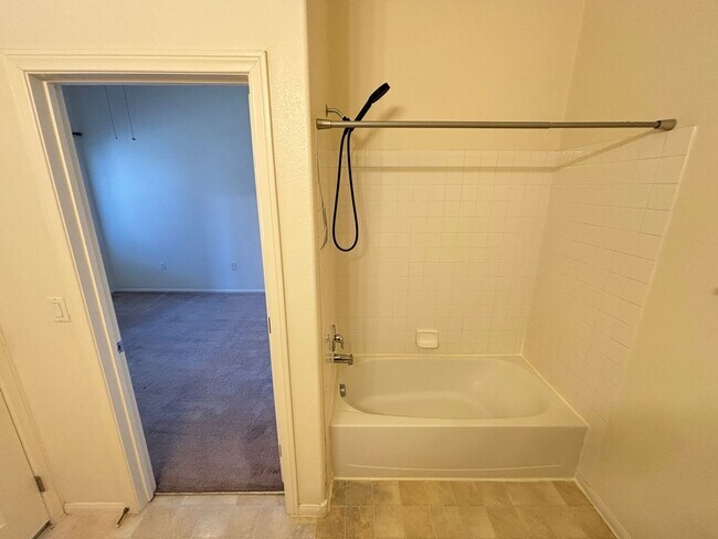 Building Photo - Beautiful 2Bed/2Bath Condo located in Henderson's Mission Ridge gated Community