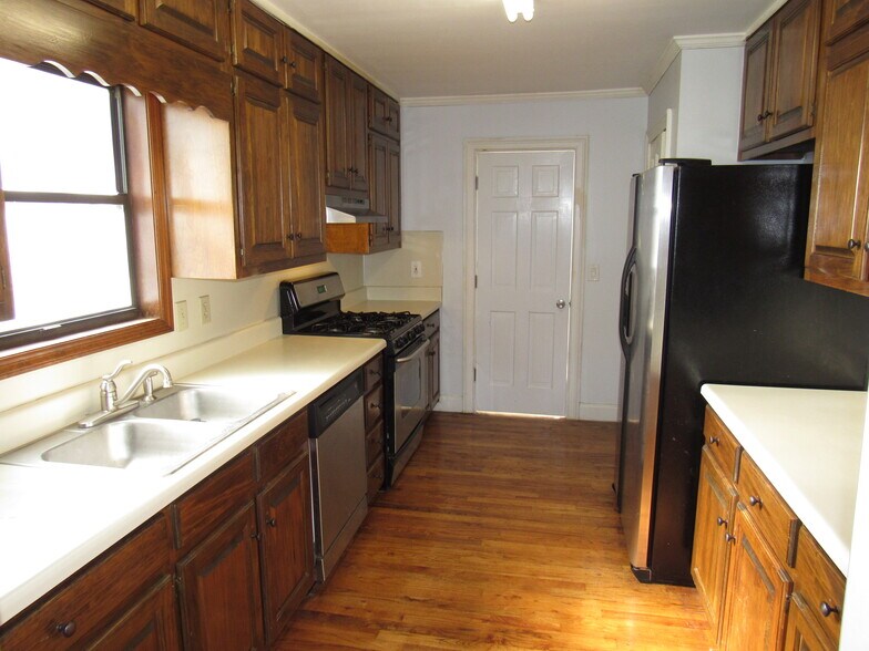 Spacious kitchen with stainless steel appliances - 1273 W Wylie Bridge Rd