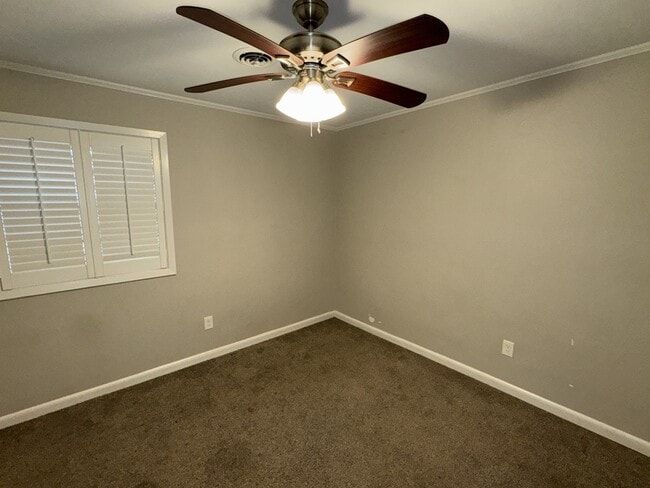 Building Photo - 827 Briarwood Dr