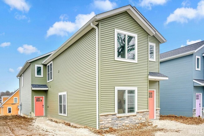 Building Photo - 1112 N Woodburn Ave