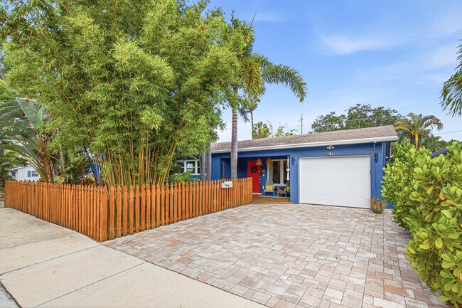 Building Photo - 721 N Lakeside Dr