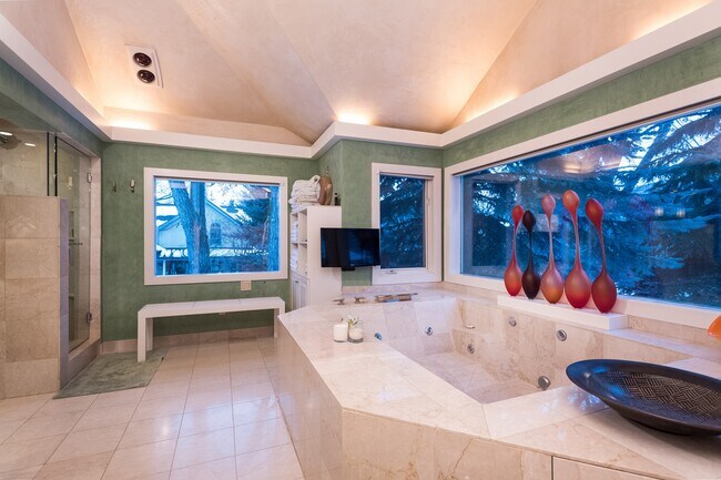 Building Photo - 437 W Smuggler St