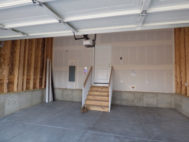 Building Photo - Merry Christmas!  This home is available now, with December rent free!