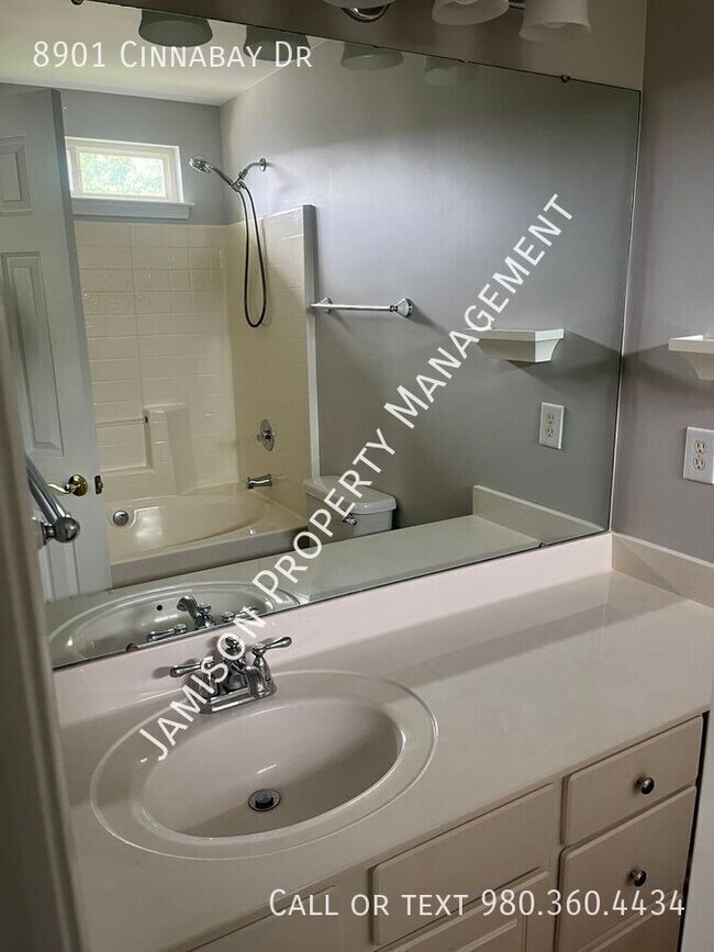 Building Photo - 8901 Cinnabay Dr