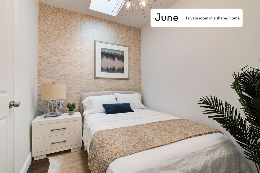 Building Photo - Room in Shared 4 bed/1 bath home