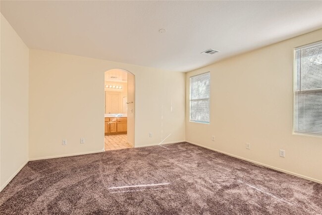 Building Photo - EXQUISITE 3-Bedroom Home - Modern Amenitie...