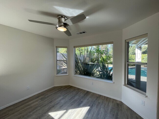 Building Photo - Beautiful South West Visalia home Near El Diamante school with a pool!!