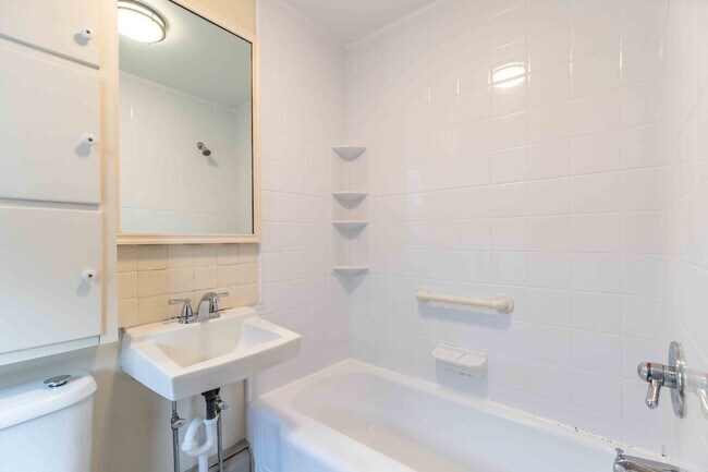 Building Photo - 2 bed/1 bath Townhome in WC Boro w/Off Street Parking