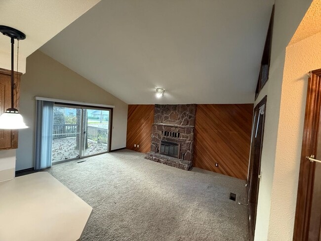 Building Photo - 1150 NW Sunnywood Ct