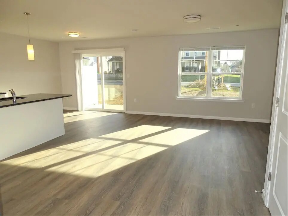 Building Photo - 5 Cobblestone Ct