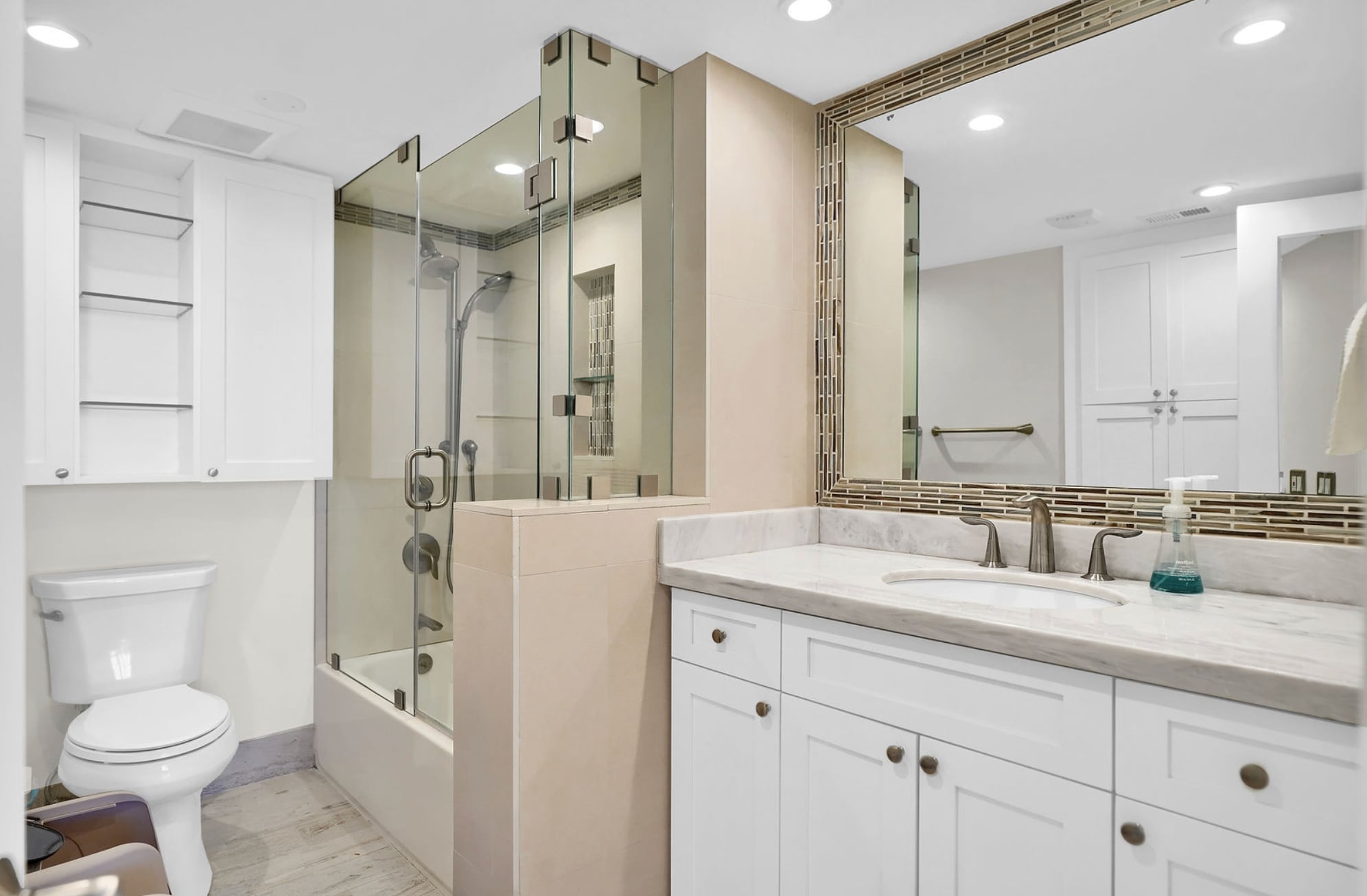 Building Photo - 801 N Venetian Dr