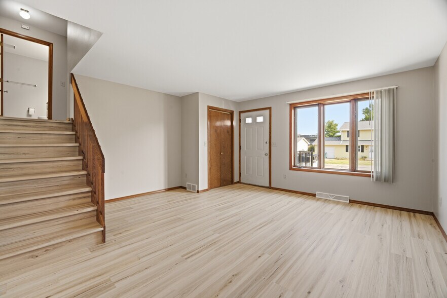 Building Photo - 1355 W Hiawatha Dr