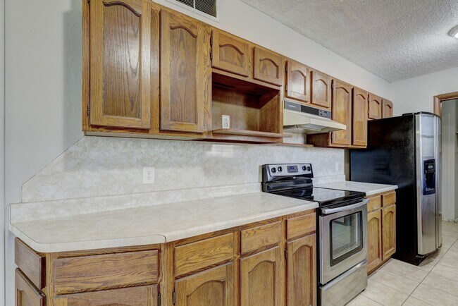 Building Photo - 4 bed, 1.5  house in Yukon