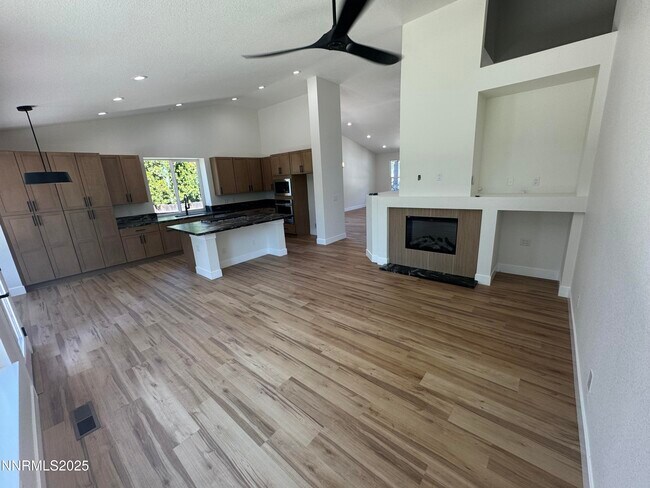 Building Photo - 1665 Southview Dr