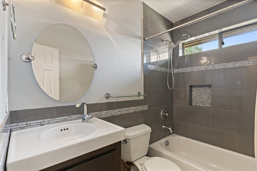 Building Photo - 19 Alamosa Dr