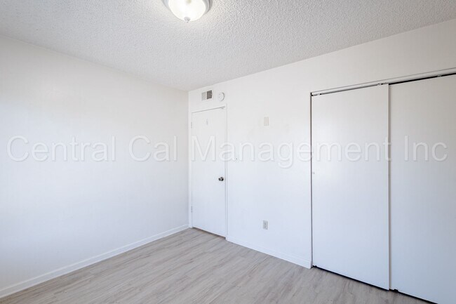 Building Photo - 113 Universe Ave
