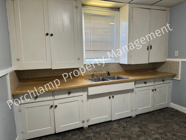 Building Photo - 749 Spencer St NE