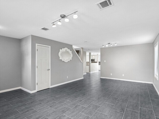 Building Photo - 5304 Los Altos Rd