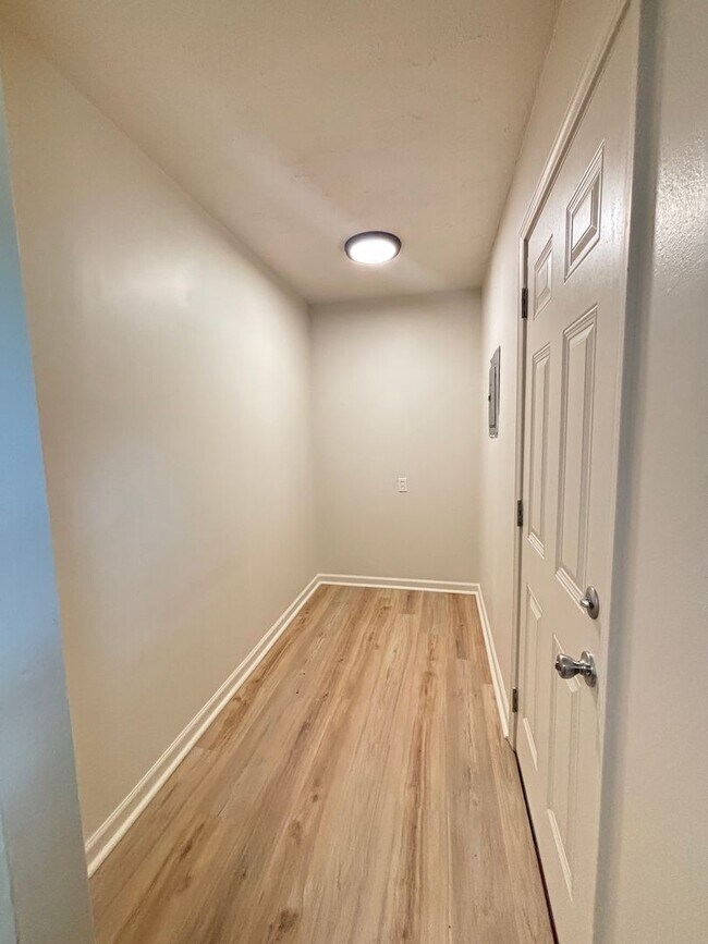 Building Photo - FOR RENT IN BENTON