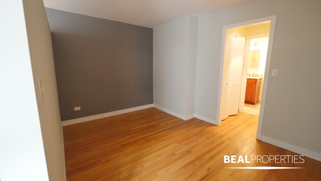 Building Photo - 625 W Wrightwood Ave