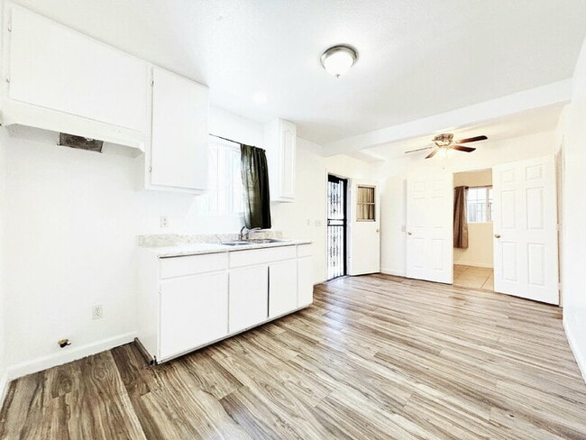 Building Photo - 950 Clela Ave