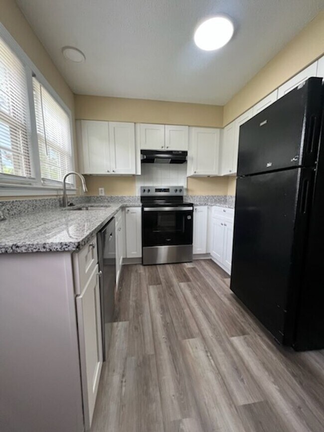 Building Photo - Renovated Townhouse