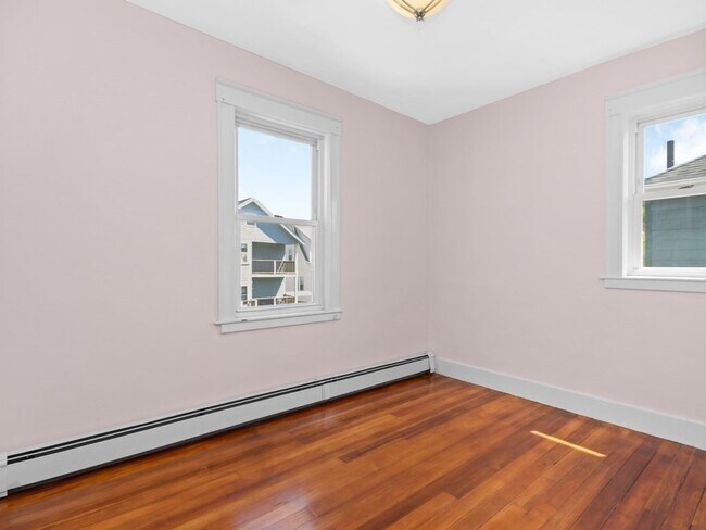 Building Photo - 16 Lenoxdale Ave