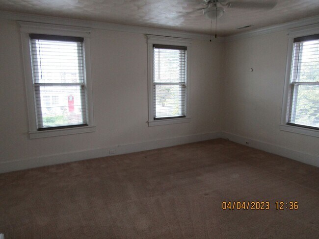 Building Photo - Colonial Place