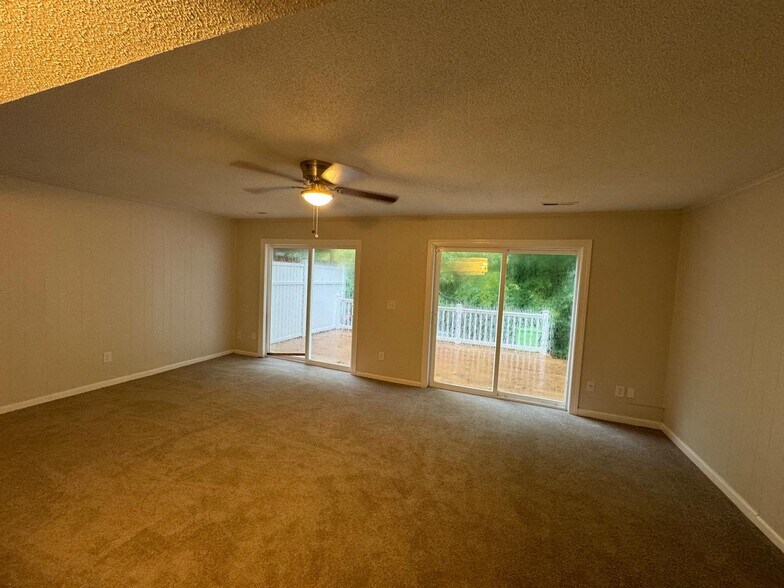Building Photo - 5975 Dixon Dr