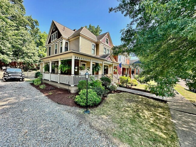 Building Photo - 516 Fourth Street 1.2 miles to CC, 4 Bed 2...