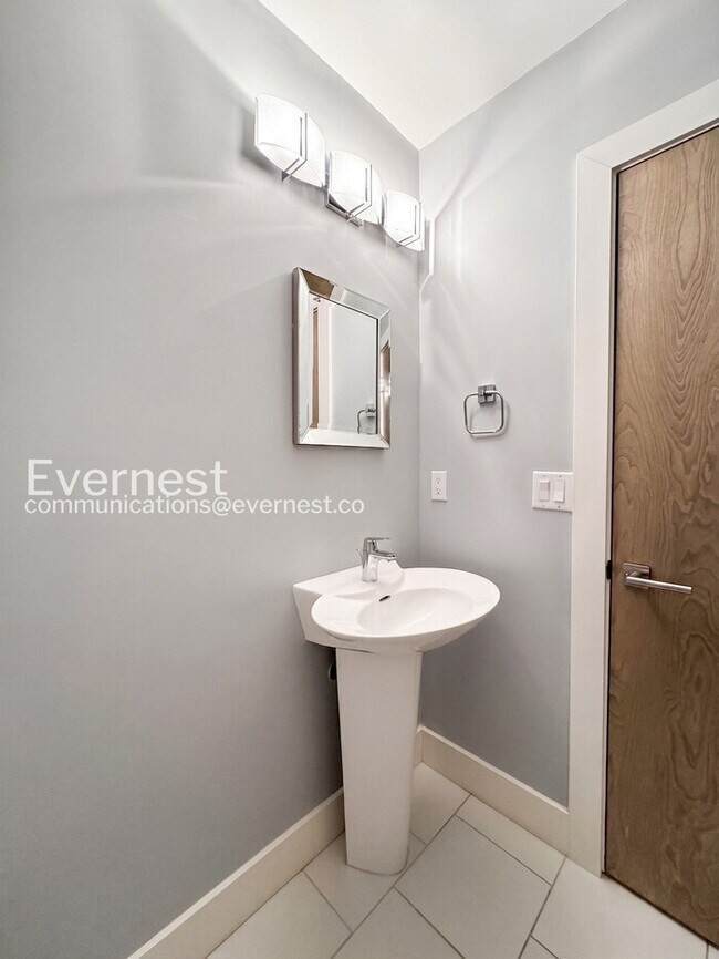 Building Photo - 3 Bed/3 Bath Townhome with Garage / Available Now!