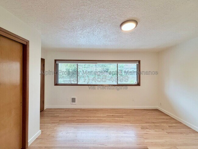 Building Photo - 7030 SW Canyon Crest Dr